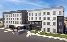 Courtyard By Marriott Fargo